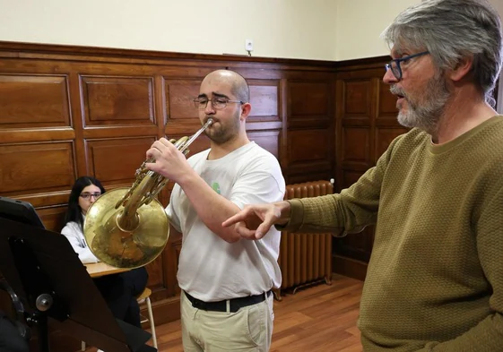 Jos Antol N Polo Ofrece Una Clase Magistral De Trompa A Los Alumnos Del Juli N Orb N El